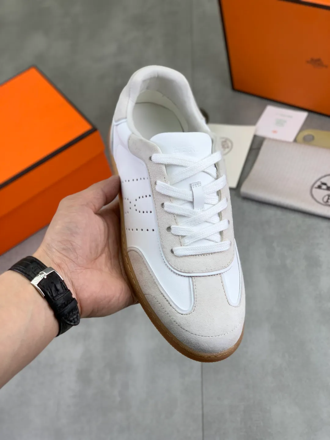 Men's Men's Shoes P600 New Top Version Original Order Hermes Men's Drift Sneaker Summer New Casual Sports Shoes Original Purchased, Developed and Made H Family Men's Classic Series Technological Breathable Fabrics and Cowhide Casual Sports Shoes Casual Sports Dad Shoes combine high-tech breathable materials and cowhide, with H Family exclusive button decoration on the side. The outsole is full of H italic design and bright colors to show vitality and continue the brand design inspiration. Stroll around the city lightly and feel free and comfortable. Delivered in exquisite packaging 🛍📦 ▪️Fabric: original customized breathable material + first-layer cowhide ▪️Inner: cowhide feet ▪️Outsole: molded and evacuated PU+TPU material ▪️Size: 35-45 Multiple colors available Premium packaging